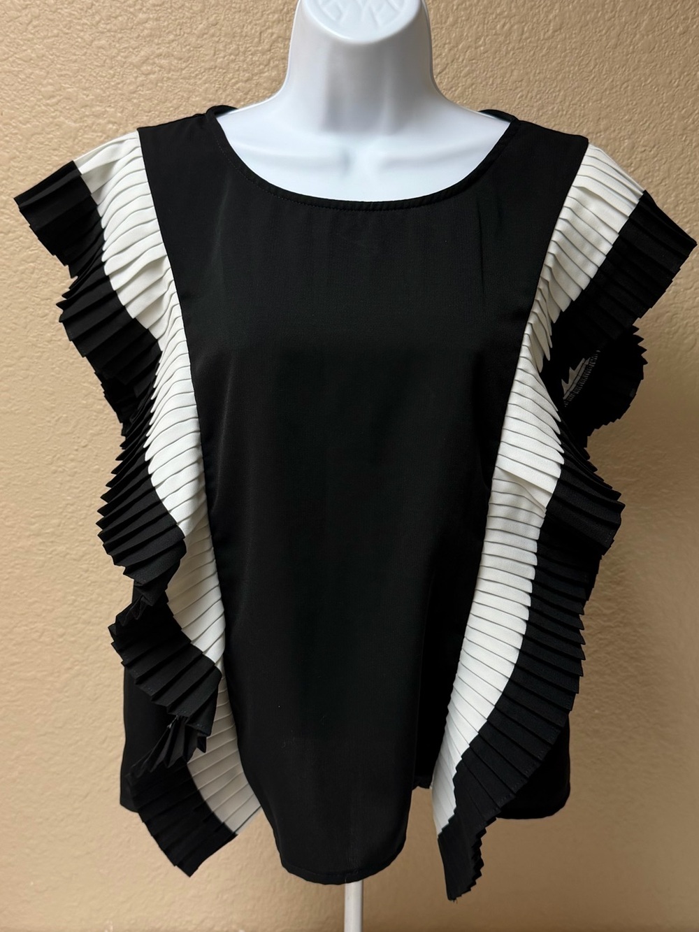 4/$20 Jealous Tomato Black Top with Cream Pleated Ruffle Sleeves